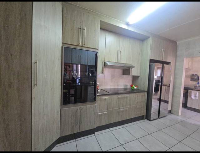 3 BEDROOM HOUSE FOR SALE IN HELIKONPARK